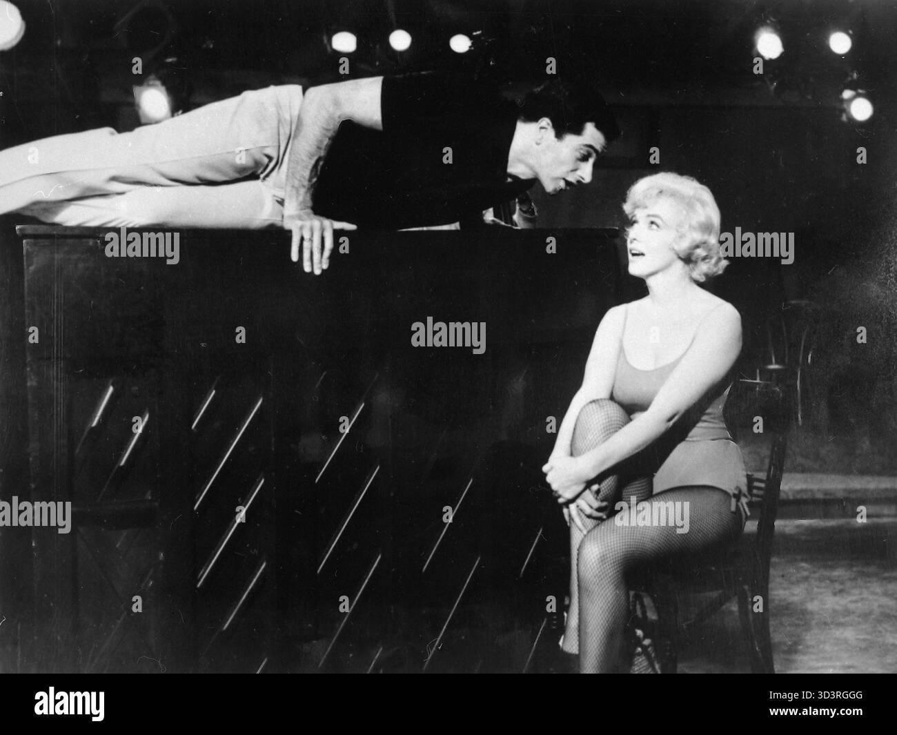 Die US-amerikanische Schauspielerin Marilyn Monroe und der italienisch-französische Schauspieler Yves Montand in dem Film Let's Make Love, USA 1960 Stockfoto