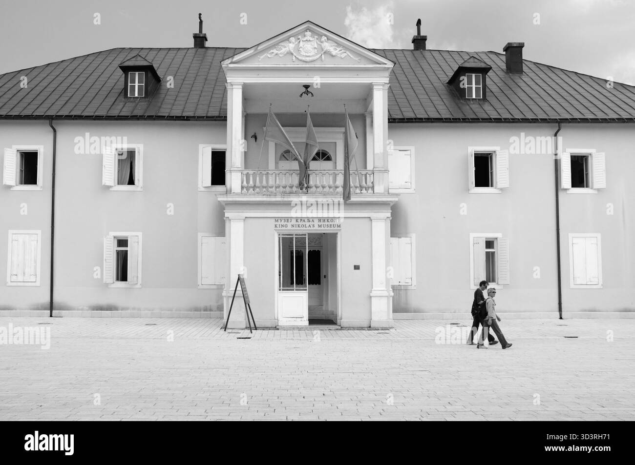 König Nikolas Museum 2013, Cetinje, Montenegro (zwei Personen schwarz-weiß) Stockfoto