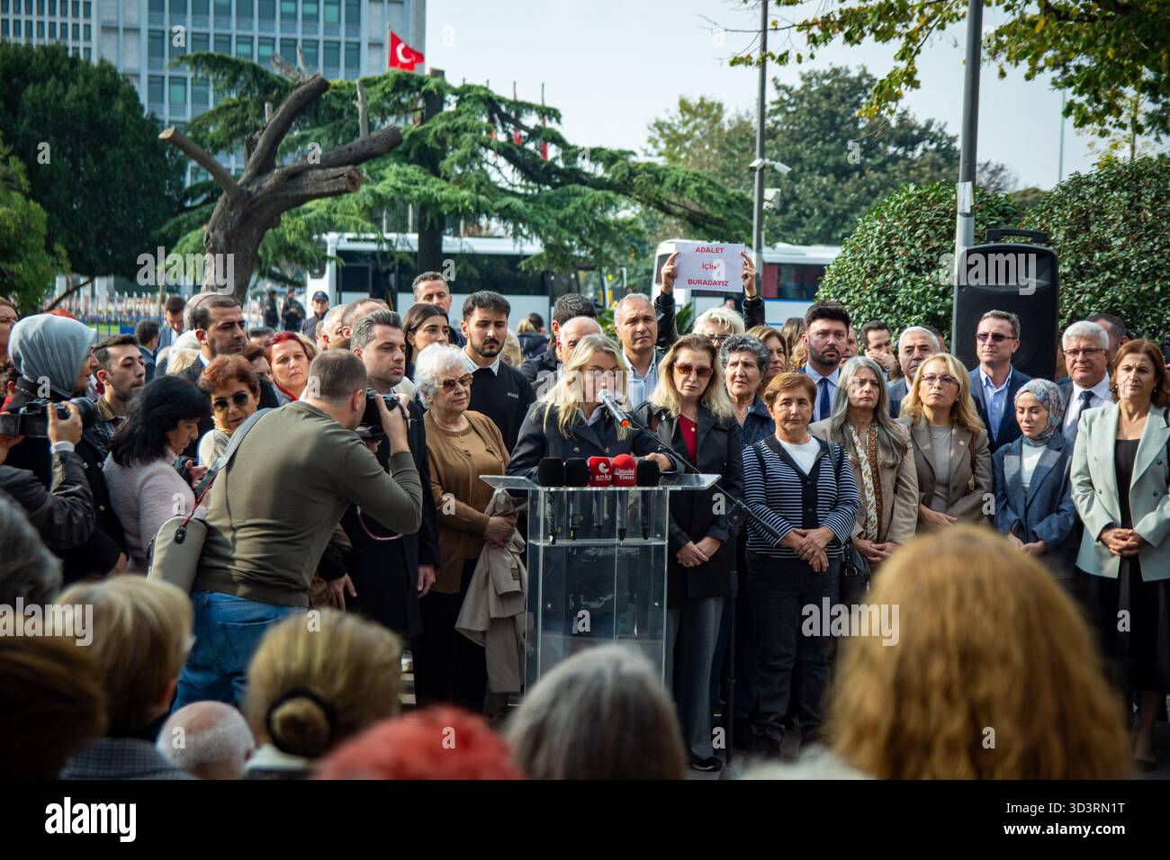 Istanbul, Istanbul, Türkei. November 2025. Das Family Solidarity Network hielt sein 12. Treffen im Sarachane Park in Istanbul ab. DILEK KAYA IMAMOGLU, Ehefrau des Bürgermeisters von Istanbul und Präsidentschaftskandidaten der Republikanischen Volkspartei (CHP), Ekrem Imamoglu, nahm an der Veranstaltung teil. Die Pressemitteilung, die von mehreren politischen Persönlichkeiten unterstützt wurde, sah eine große Beteiligung und wurde unter strengen Sicherheitsmaßnahmen gehalten. (Kreditbild: © Abdullah Tepeli/ZUMA Press Wire) NUR REDAKTIONELLE VERWENDUNG! Nicht für kommerzielle ZWECKE! Stockfoto