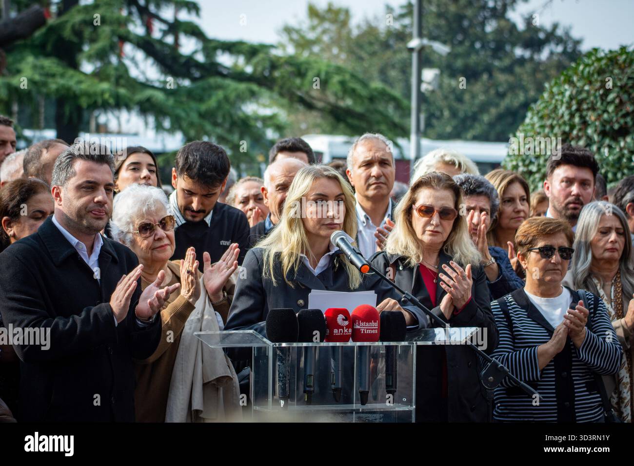 Istanbul, Istanbul, Türkei. November 2025. Das Family Solidarity Network hielt sein 12. Treffen im Sarachane Park in Istanbul ab. DILEK KAYA IMAMOGLU, Ehefrau des Bürgermeisters von Istanbul und Präsidentschaftskandidaten der Republikanischen Volkspartei (CHP), Ekrem Imamoglu, nahm an der Veranstaltung teil. Die Pressemitteilung, die von mehreren politischen Persönlichkeiten unterstützt wurde, sah eine große Beteiligung und wurde unter strengen Sicherheitsmaßnahmen gehalten. (Kreditbild: © Abdullah Tepeli/ZUMA Press Wire) NUR REDAKTIONELLE VERWENDUNG! Nicht für kommerzielle ZWECKE! Stockfoto