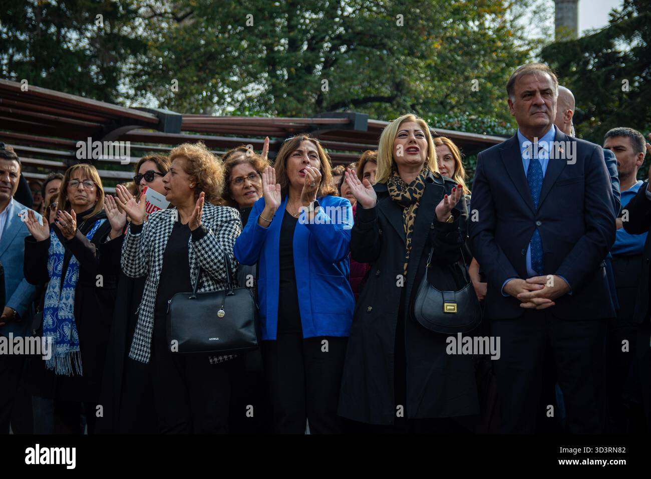 Istanbul, Istanbul, Türkei. November 2025. Das Family Solidarity Network hielt sein 12. Treffen im Sarachane Park in Istanbul ab. Dilek Kaya Imamoglu, Ehefrau des Bürgermeisters von Istanbul und Präsidentschaftskandidaten der Republikanischen Volkspartei (CHP), Ekrem Imamoglu, nahm an der Veranstaltung teil. Die Pressemitteilung, die von mehreren politischen Persönlichkeiten unterstützt wurde, sah eine große Beteiligung und wurde unter strengen Sicherheitsmaßnahmen gehalten. (Kreditbild: © Abdullah Tepeli/ZUMA Press Wire) NUR REDAKTIONELLE VERWENDUNG! Nicht für kommerzielle ZWECKE! Stockfoto