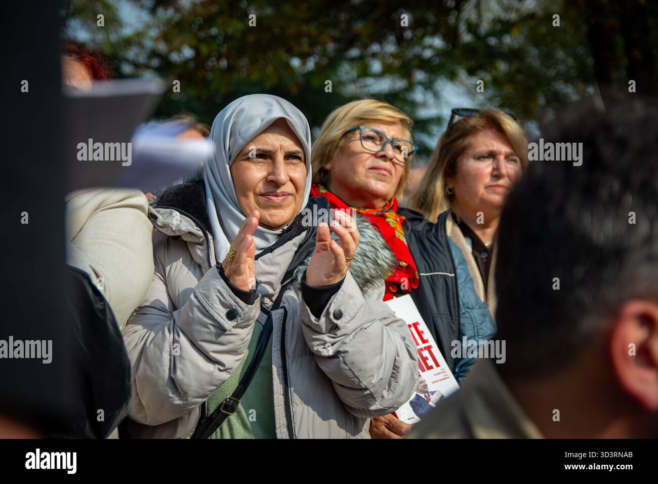 Istanbul, Istanbul, Türkei. November 2025. Das Family Solidarity Network hielt sein 12. Treffen im Sarachane Park in Istanbul ab. Dilek Kaya Imamoglu, Ehefrau des Bürgermeisters von Istanbul und Präsidentschaftskandidaten der Republikanischen Volkspartei (CHP), Ekrem Imamoglu, nahm an der Veranstaltung teil. Die Pressemitteilung, die von mehreren politischen Persönlichkeiten unterstützt wurde, sah eine große Beteiligung und wurde unter strengen Sicherheitsmaßnahmen gehalten. (Kreditbild: © Abdullah Tepeli/ZUMA Press Wire) NUR REDAKTIONELLE VERWENDUNG! Nicht für kommerzielle ZWECKE! Stockfoto