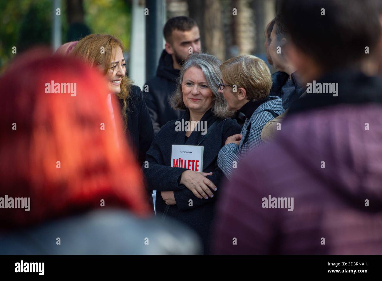 Istanbul, Istanbul, Türkei. November 2025. Das Family Solidarity Network hielt sein 12. Treffen im Sarachane Park in Istanbul ab. Dilek Kaya Imamoglu, Ehefrau des Bürgermeisters von Istanbul und Präsidentschaftskandidaten der Republikanischen Volkspartei (CHP), Ekrem Imamoglu, nahm an der Veranstaltung teil. Die Pressemitteilung, die von mehreren politischen Persönlichkeiten unterstützt wurde, sah eine große Beteiligung und wurde unter strengen Sicherheitsmaßnahmen gehalten. (Kreditbild: © Abdullah Tepeli/ZUMA Press Wire) NUR REDAKTIONELLE VERWENDUNG! Nicht für kommerzielle ZWECKE! Stockfoto