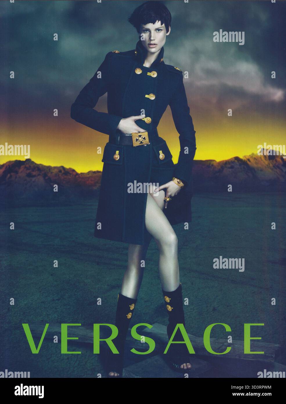 Plakatwerbung VERSACE Modehaus mit Saskia de Brauw in Papiermagazin aus 2011 Jahren, Werbung, kreative VERSACE 2010er Jahre Werbung Stockfoto