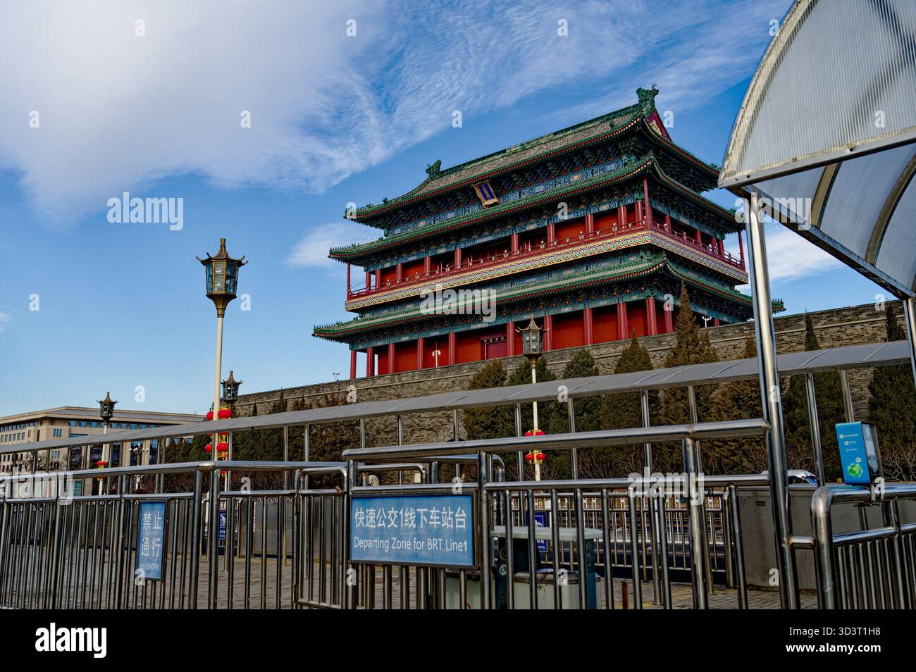 Vormittagsblick auf das Zhengyangmen-Tor in Peking Stockfoto