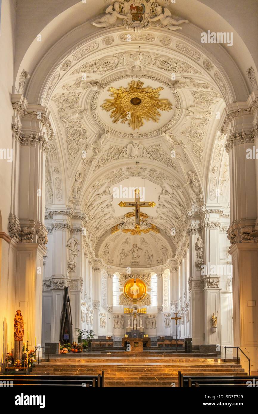 Würzburg, Deutschland - 9. Oktober 2025: Innenansicht des Mittelschiffs und Altars des romanisch-katholischen St.-Kilian-Doms Stockfoto