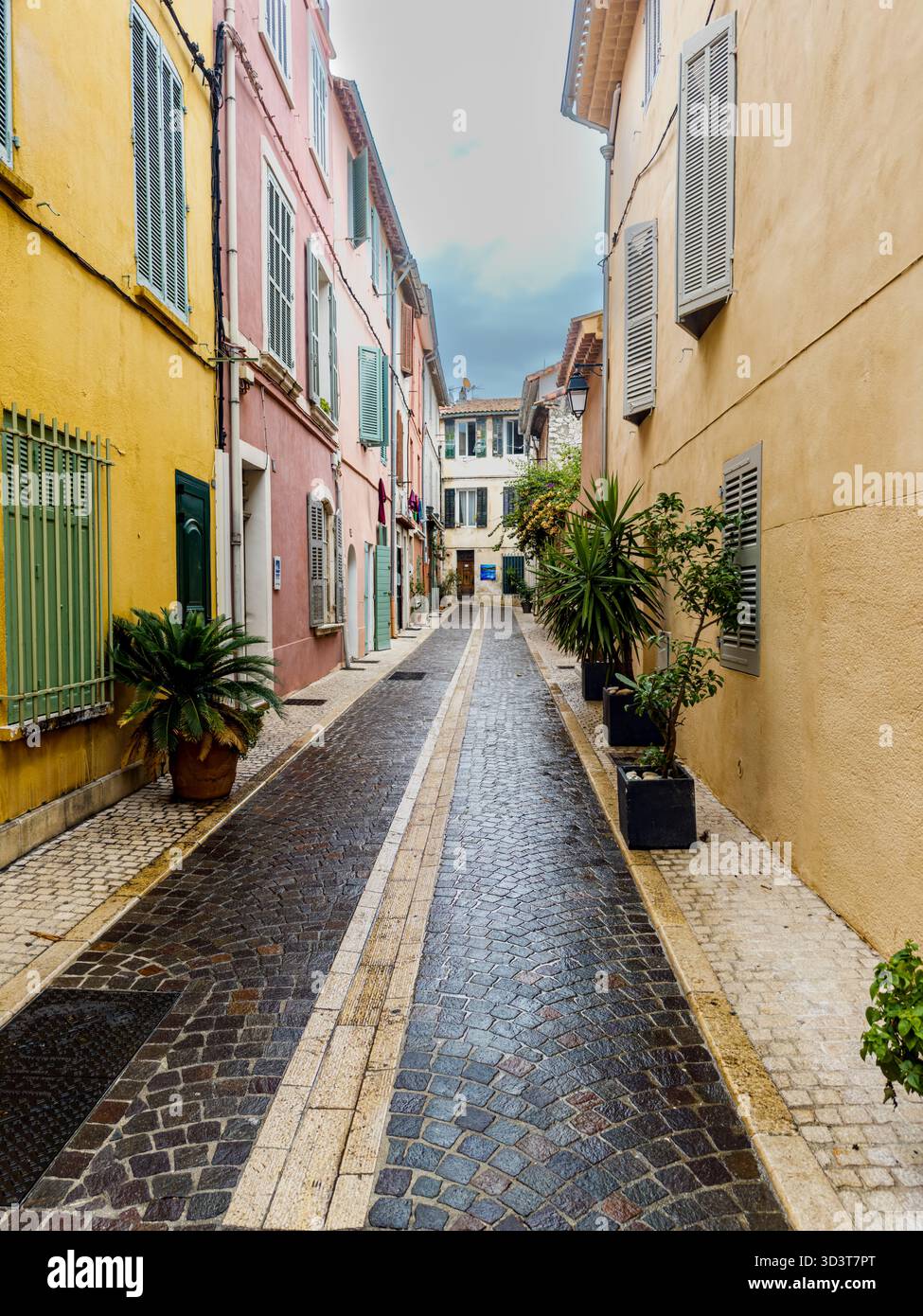 Straßen der Altstadt von Cassis in Südfrankreich an einem verregneten Sommertag. Stockfoto