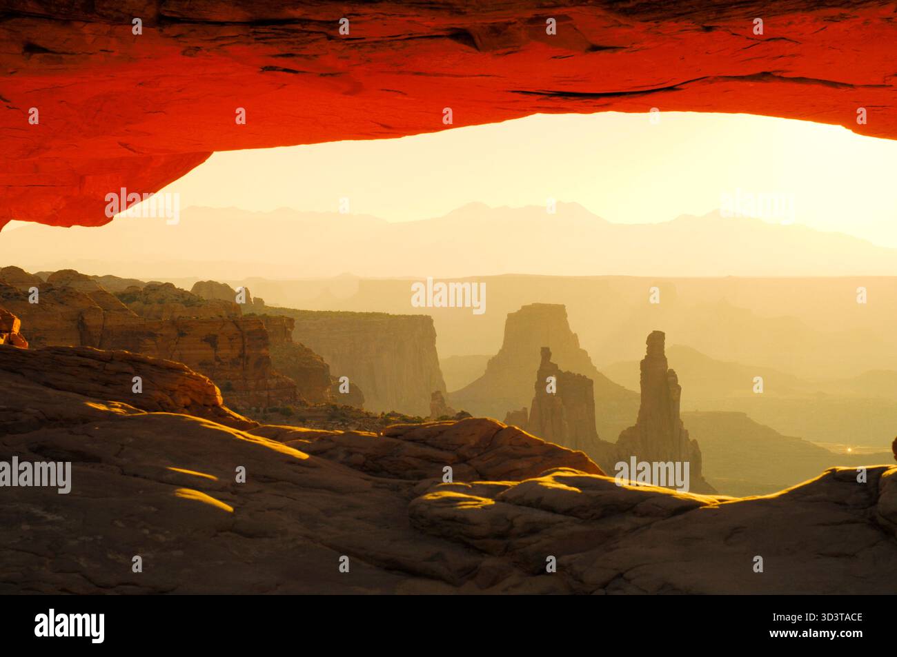 Mesa Arch im Morgengrauen, Canyonlands National Park, Utah, USA Stockfoto