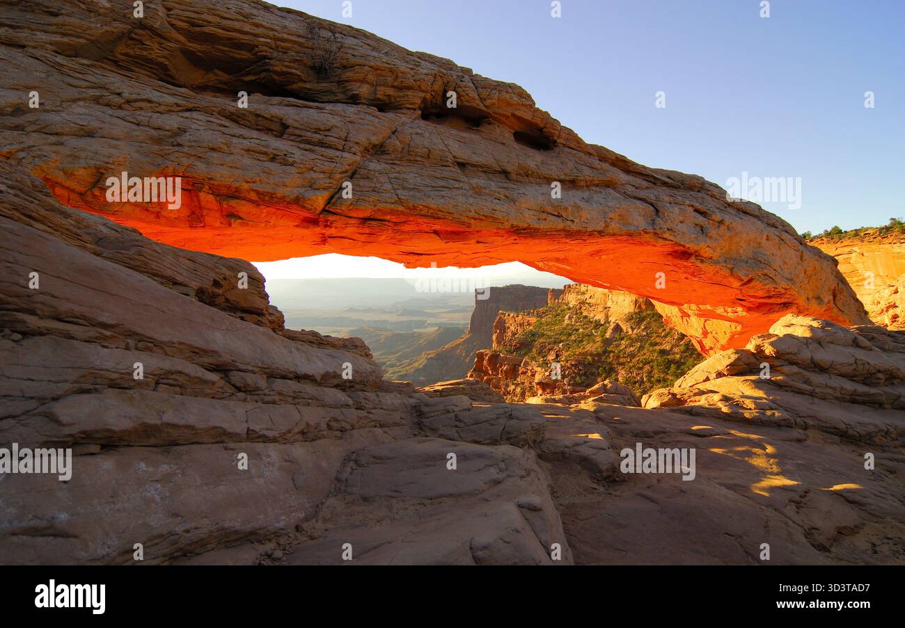 Mesa Arch im Morgengrauen, Canyonlands National Park, Utah, USA Stockfoto