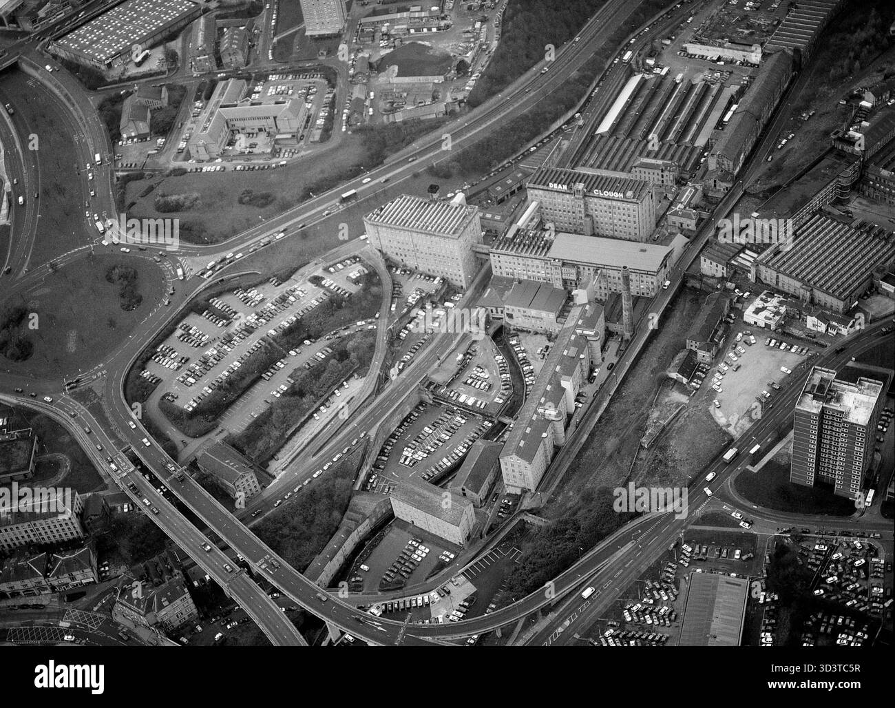 Dean Clough Mills in Halifax, vor der Umgestaltung, im Jahr 1997, erschoss aus der Luft, West Yorkshire, Nordengland, Großbritannien Stockfoto