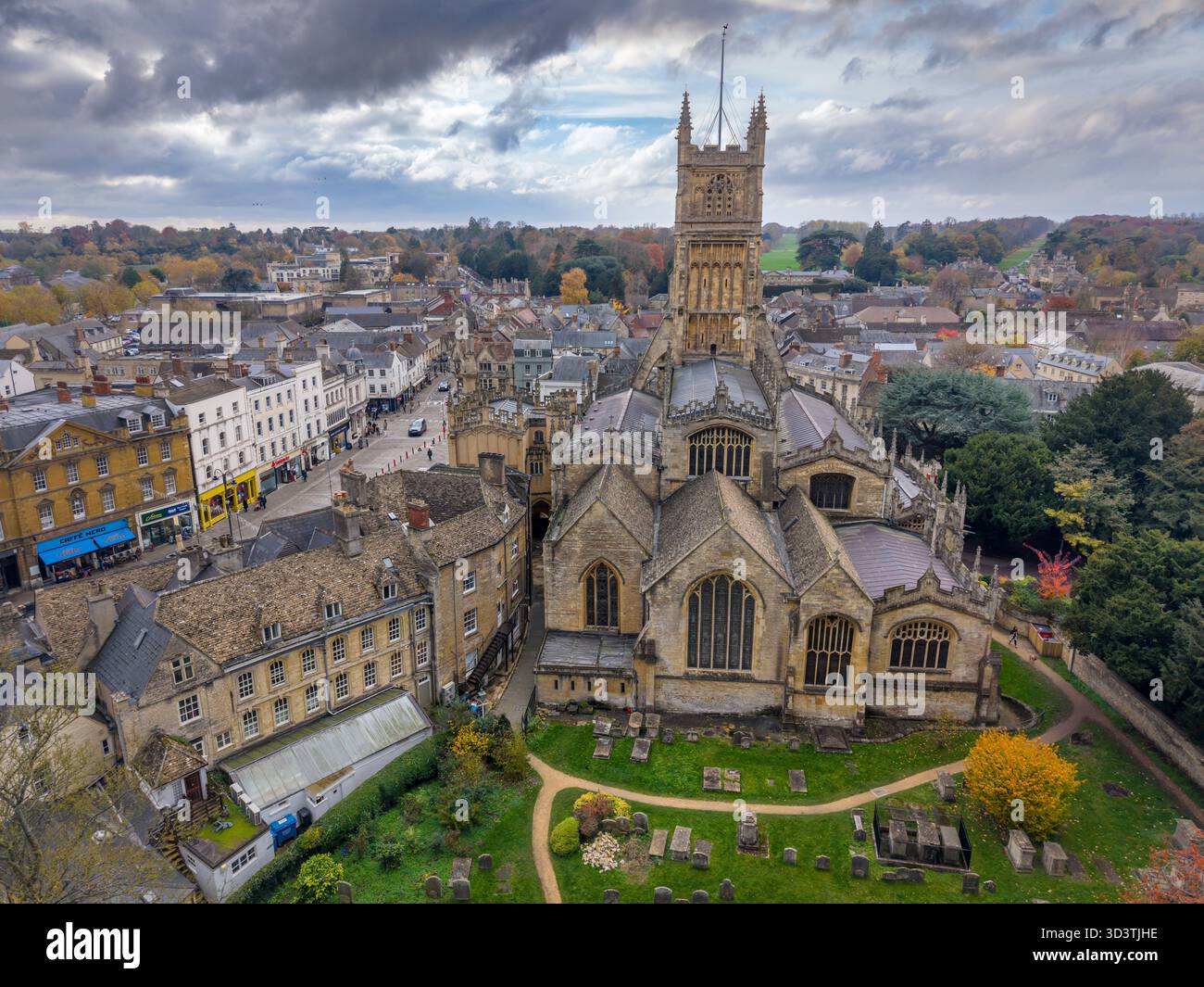 Cirencester, Gloucestershire - die St. John the Baptist Church ist das Wahrzeichen des Marktplatzes in der schönen Stadt Cirencester in Cotswold Stockfoto