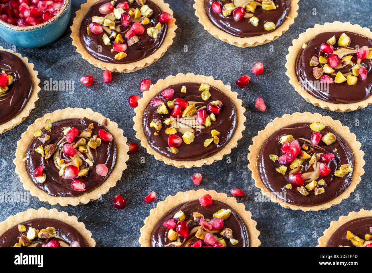Granatapfel, Pistazien und Schokoladentörtchen Stockfoto