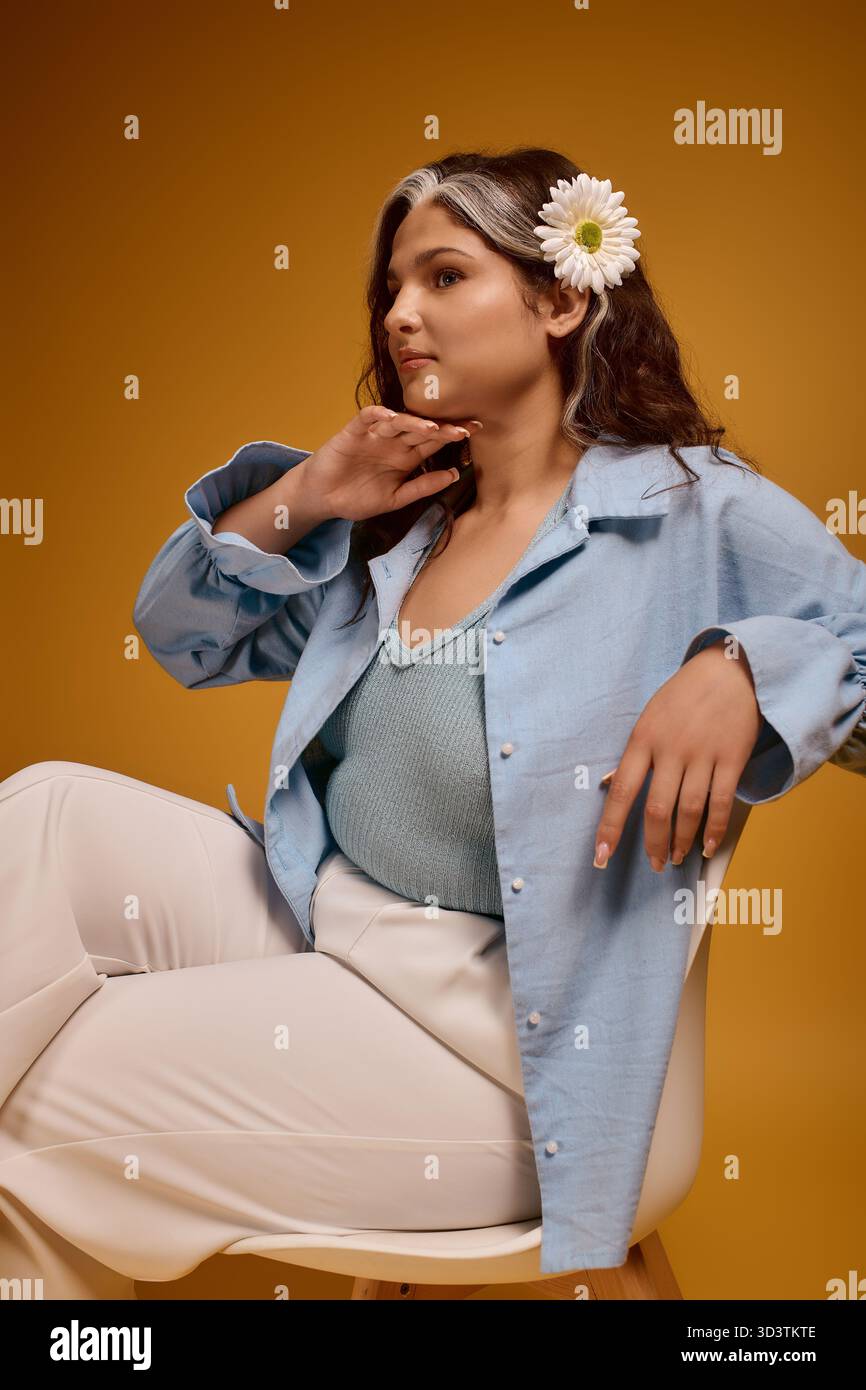 Eine junge Frau mit Waardenburg-Syndrom hebt ihre einzigartige Schönheit in einem lebendigen Studio hervor. Stockfoto