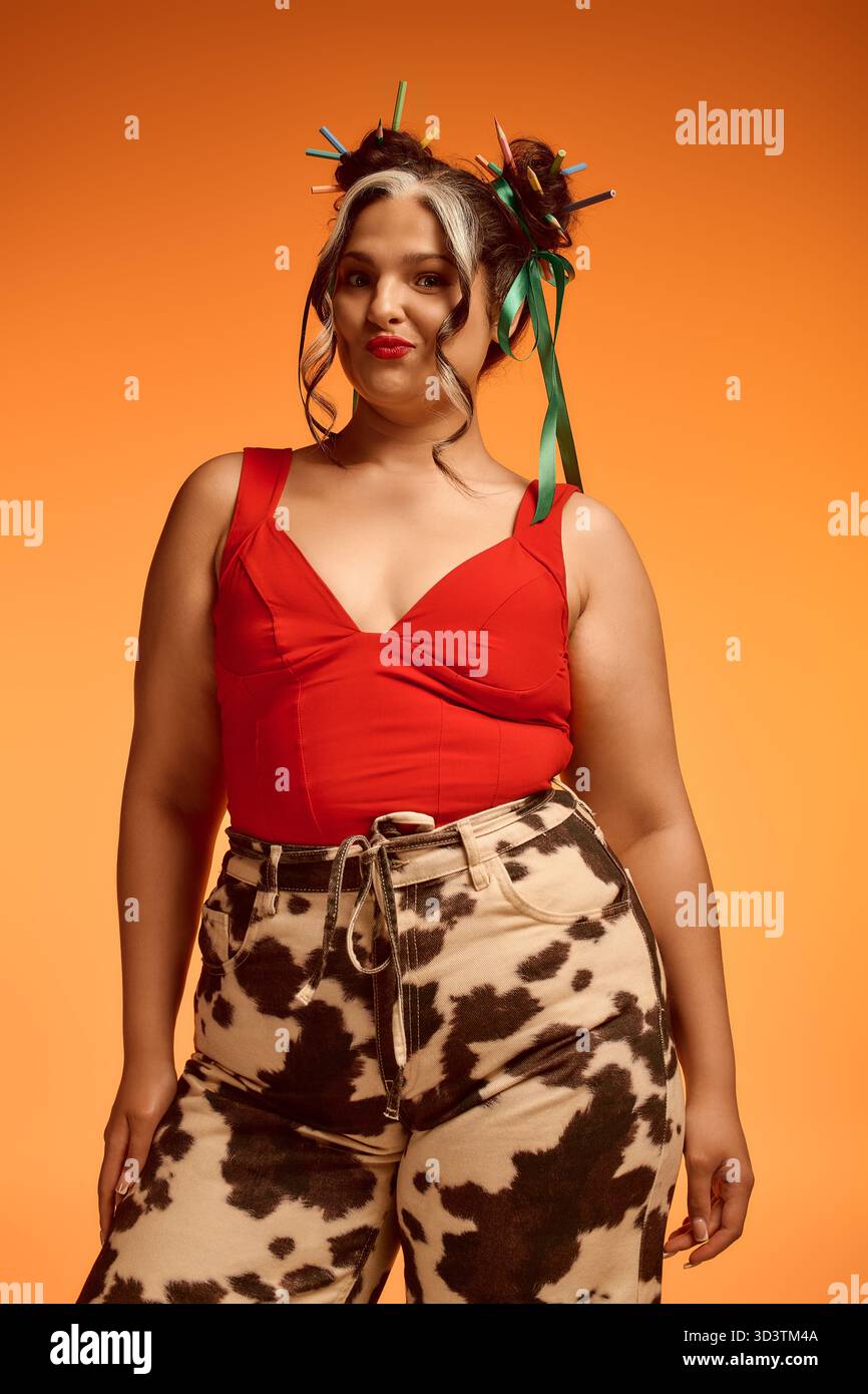 Eine junge Frau mit Waardenburg-Syndrom posiert selbstbewusst und feiert ihre einzigartige Schönheit. Stockfoto