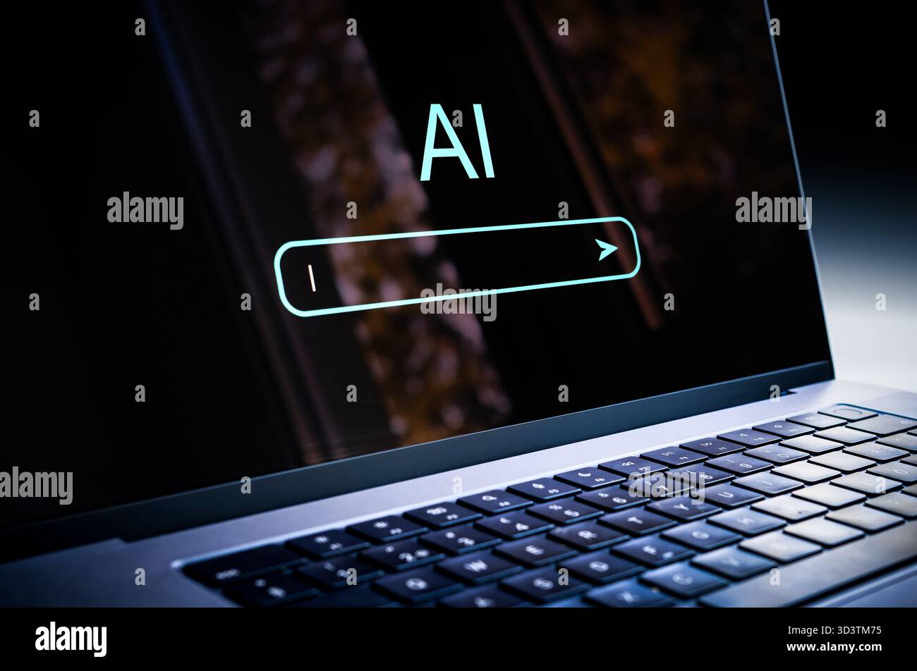 KI generiert Inhalte mit Prompt auf dem Laptop. Bild mit künstlicher Intelligenz im Computer. Arbeiten Sie mit Chatbot und Textmodell. Suche wird verwendet. Stockfoto