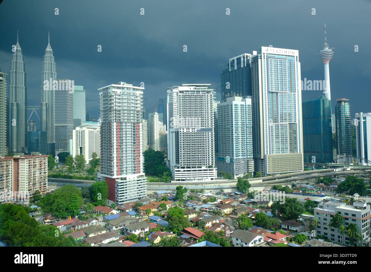 Kuala Lumpur, Malaysia - 2. November 2025: Petronas Twin Towers, KL Tower und Stadtgebäude unter dramatischen dunklen Wolken über dem Stadtviertel Stockfoto