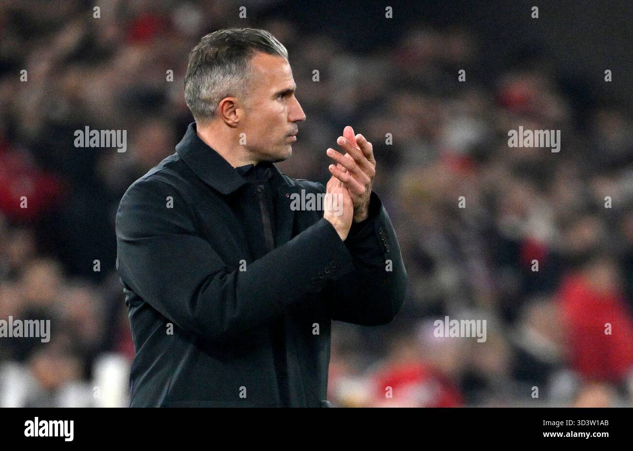Coach Robin Van Persie Feyenoord Rotterdam an der Seitenlinie ermutigend, klatscht und jubelt Stuttgart vs Feyenoord Rotterdam EUROPEAN LEAGUE EL 11/06/2025 DFL-VORSCHRIFTEN VERBIETEN JEDE VERWENDUNG VON FOTOGRAFIEN ALS BILDSEQUENZEN UND/ODER QUASI-VIDEO Stockfoto