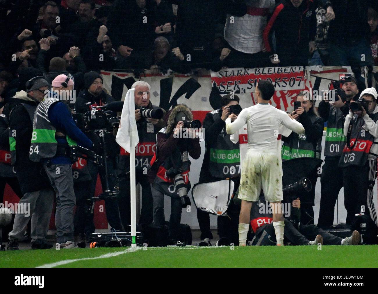 Strafraum Szene, Torbereich Szene TOR 1:0 Bilal El Khannouss Stuttgart (11) Torfeier vor Fotografen Trikot abgelegt Stuttgart vs Feyenoord Rotterdam EUROPEAN LEAGUE EL 11/06/2025 DFL-VORSCHRIFTEN VERBIETEN JEDE VERWENDUNG VON FOTOS ALS Stockfoto