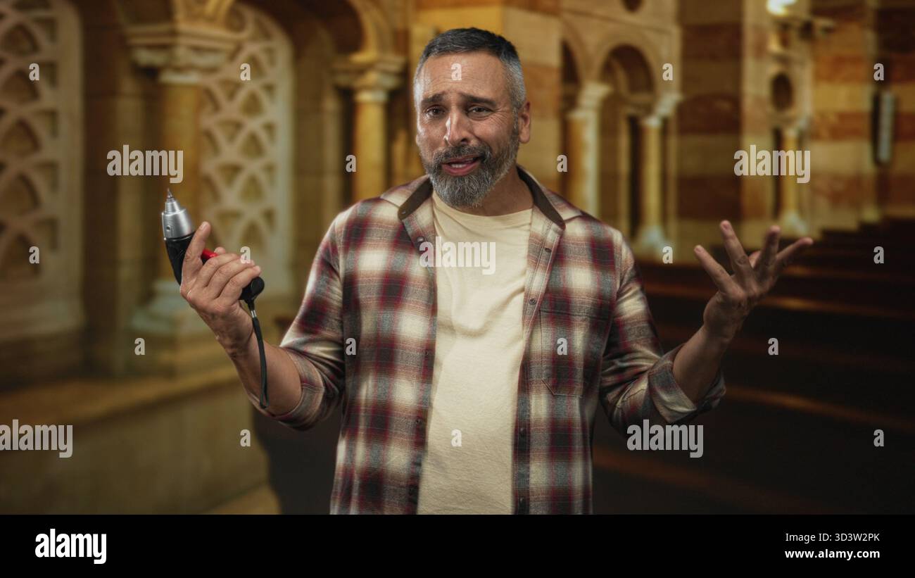 Mann mit Bohrer und Gesten mit Händen im Kirchenbau, Zimmermann bei der Arbeit; Glaubensreparatur-Verwirrung. Stockfoto