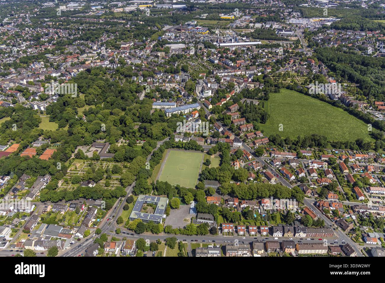 Luftaufnahme der Hans-Tilkowski-Schule mit angrenzendem Kunstrasenfeld, Volkspark-Sportplatz an der Edmund-Weber-Straße in Roehlinghausen in ihr Stockfoto