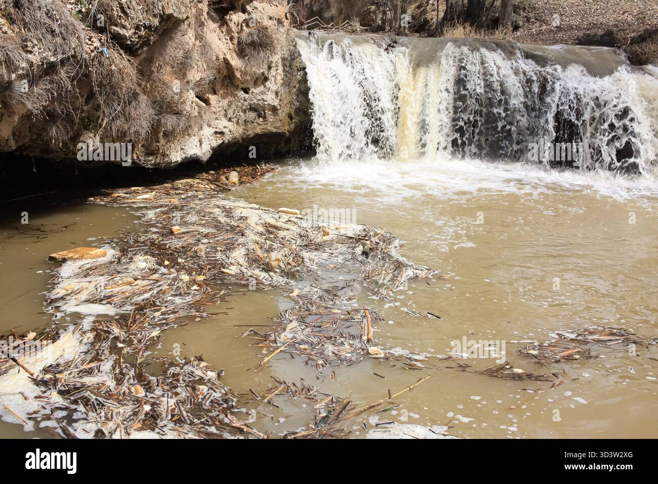 Verschmutztes Wasser im Fluss Stockfoto