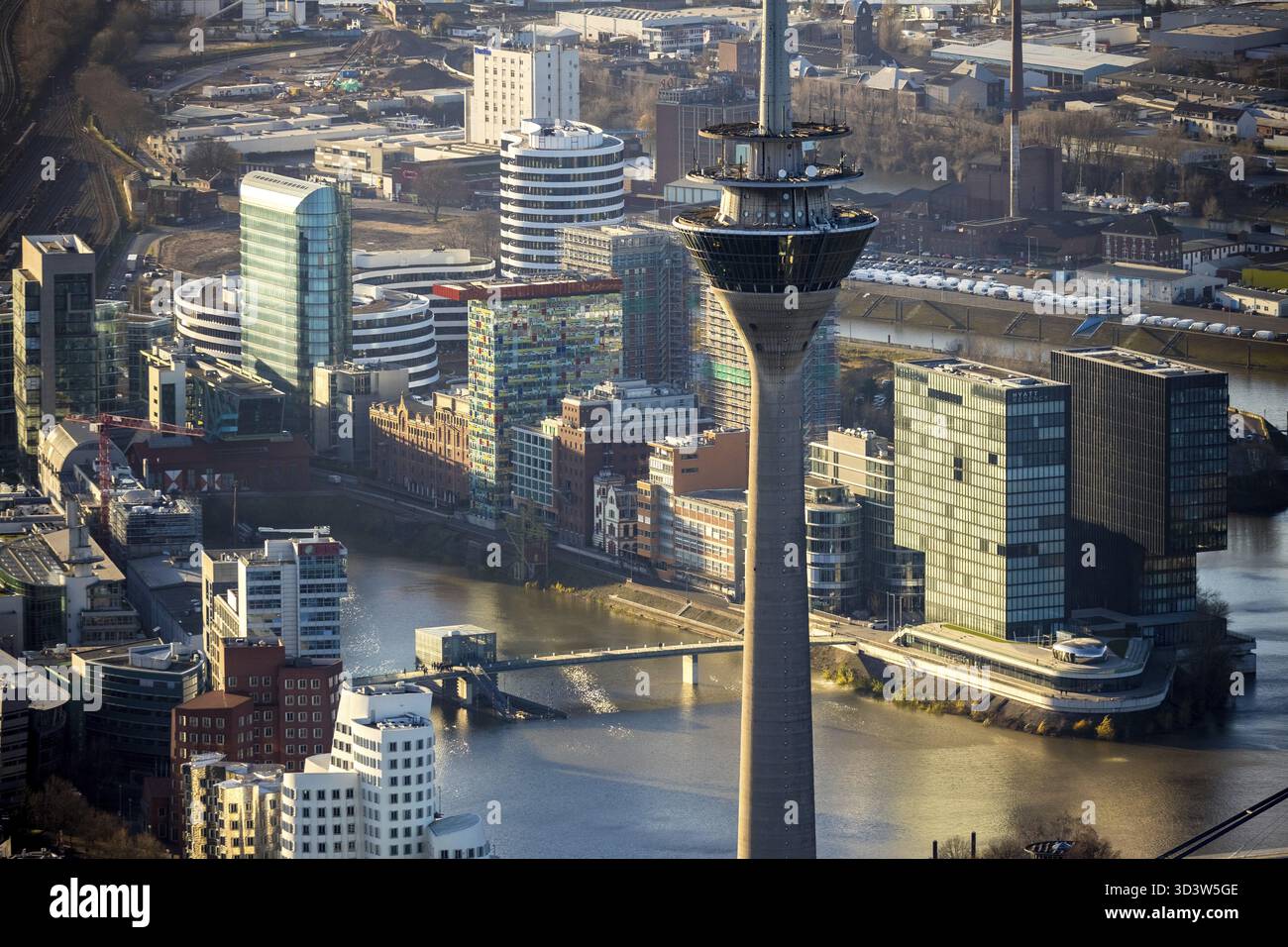 Luftaufnahme, Rheinturm, Fernsehturm, Medienhafen, Düsseldorf, Rheinland, Nordrhein-Westfalen, Deutschland, am Handelshafen, Aussichtsturm, Büro Stockfoto