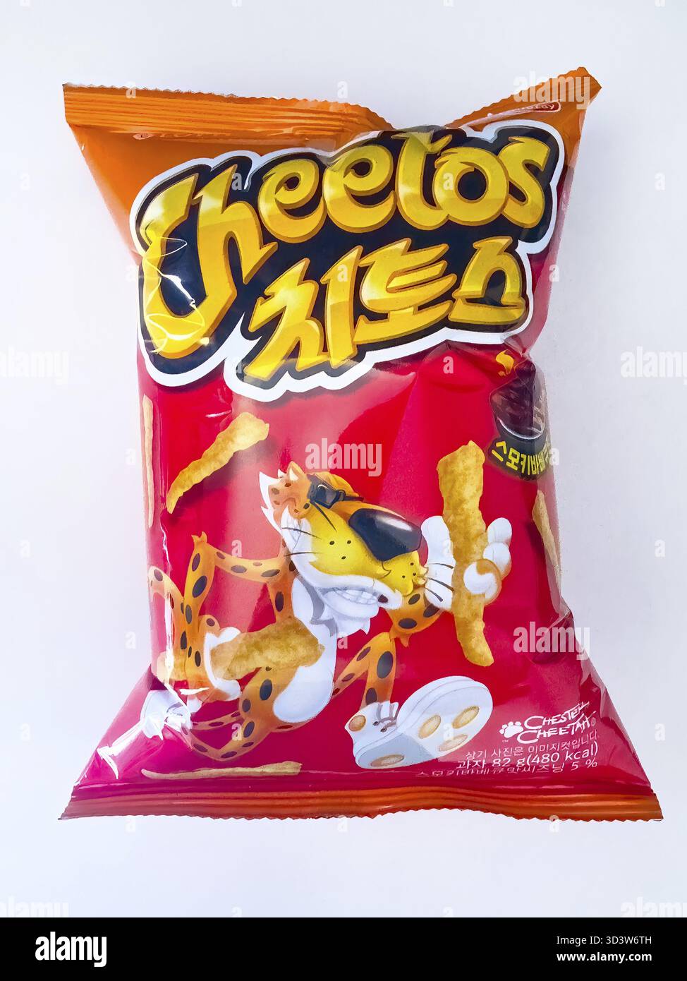 Calgary, Alberta, Kanada. Juni 2025. Eine leuchtend rote Tüte koreanischer Cheetos mit Chester Cheetah verspricht einen kühnen und geschmackvollen Snack Stockfoto