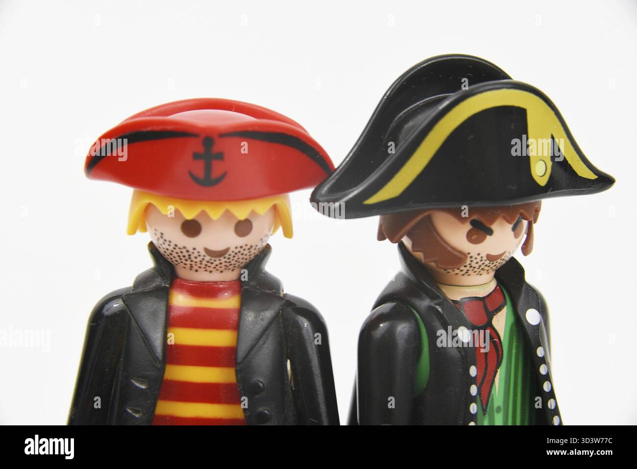 Den Helder, Niederlande. Dezember 2024. Playmobil-Figuren von Piraten auf weißem Hintergrund. Stockfoto