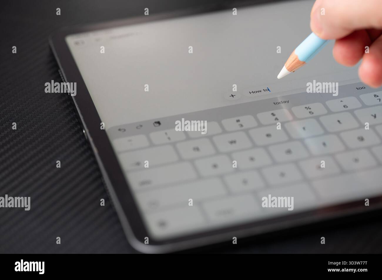 New York, USA – 7. November 2025: Fragen Sie, wie man einen KI-Bot aus nächster Nähe auf einem dunklen Tisch chatGPT Stockfoto