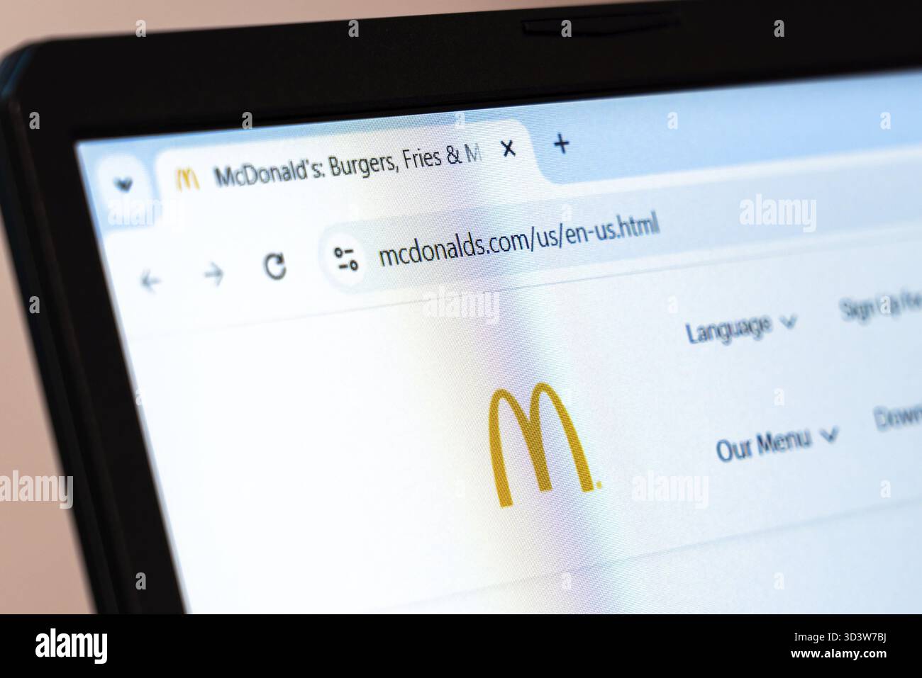 New York, USA - 26. Januar 2025: Die offizielle Homepage von McDonalds wird über einen Browser geöffnet, der Logo und Menüoptionen anzeigt Stockfoto