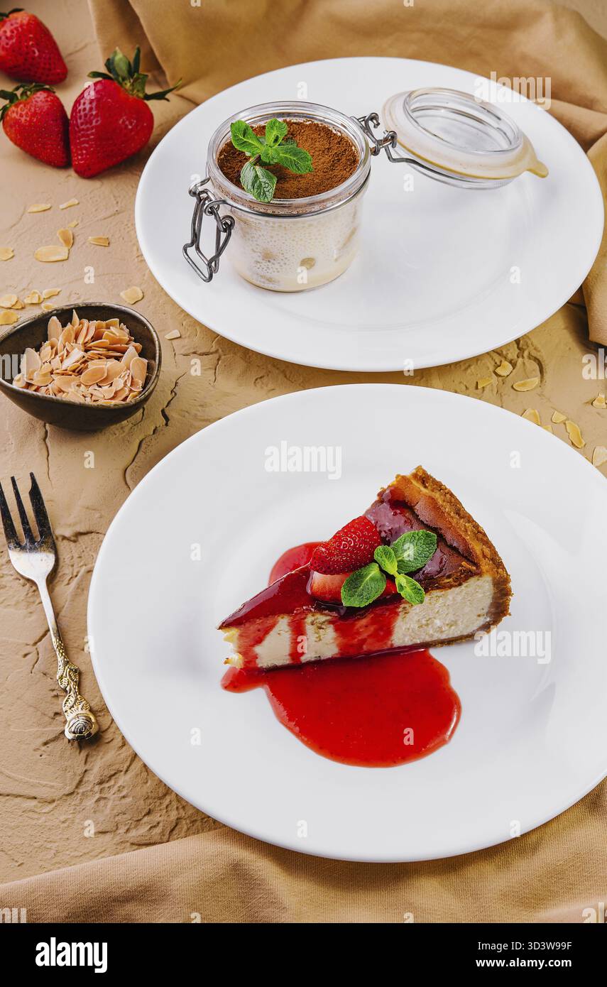 Essen, Käsekuchen mit Erdbeermarmelade und Tiramisu in einem Glas Stockfoto