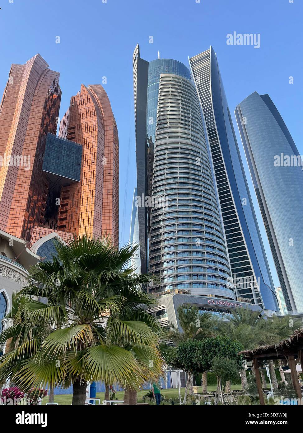 Blick auf Bab Al Qasr und Grand Hyatt Hotels, Abu Dhabi, Vereinigte Arabische Emirate VAE - Smartphone-aufgenommenes Stockfoto