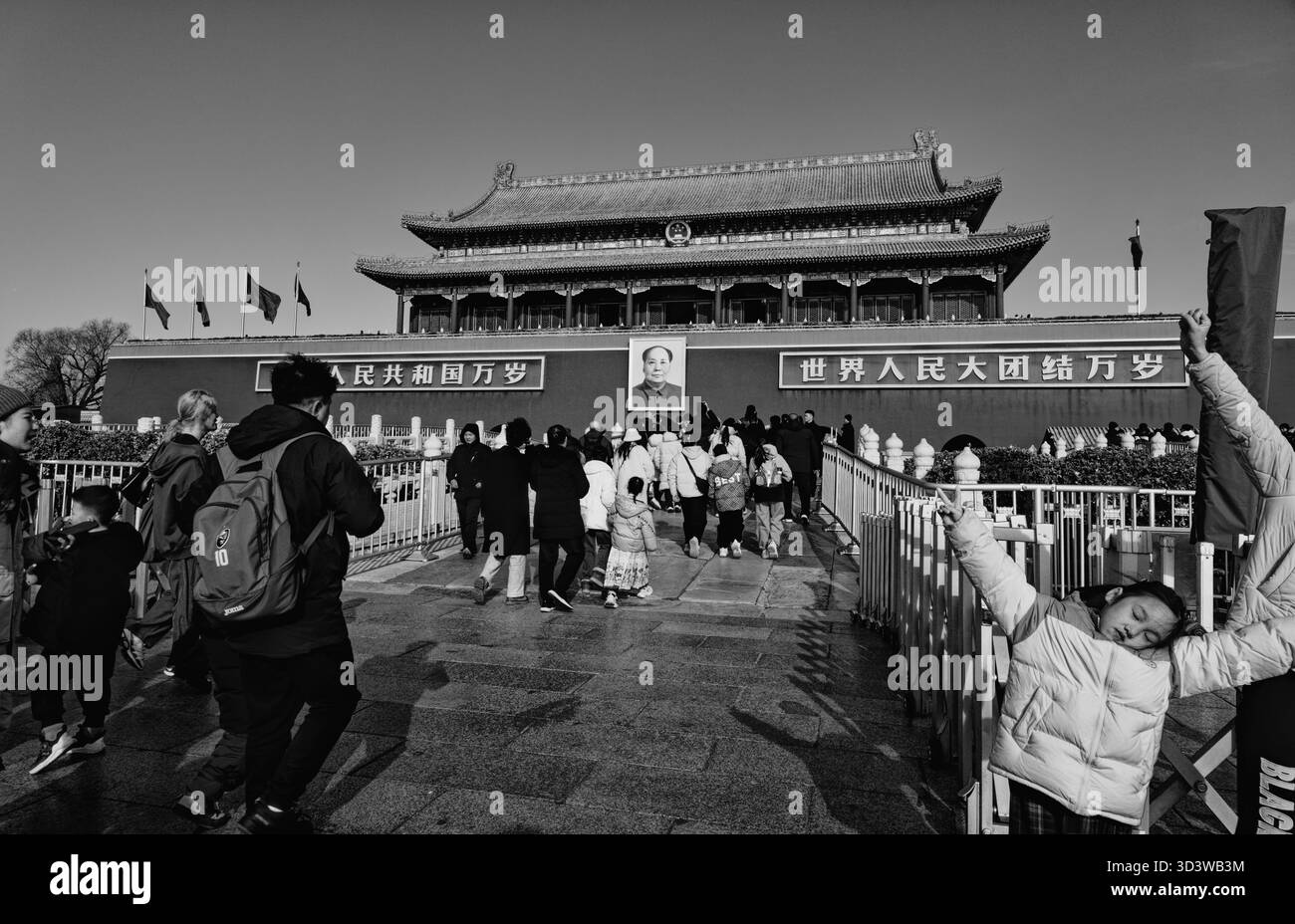 Menschenmassen nähern sich dem Tiananmen-Tor in Peking, in Richtung des Porträts von Mao Zedong Stockfoto