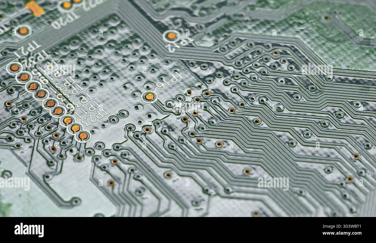 Makro Nahaufnahme der gedruckten Verdrahtung auf der PC-Platine des Modemrouters Stockfoto