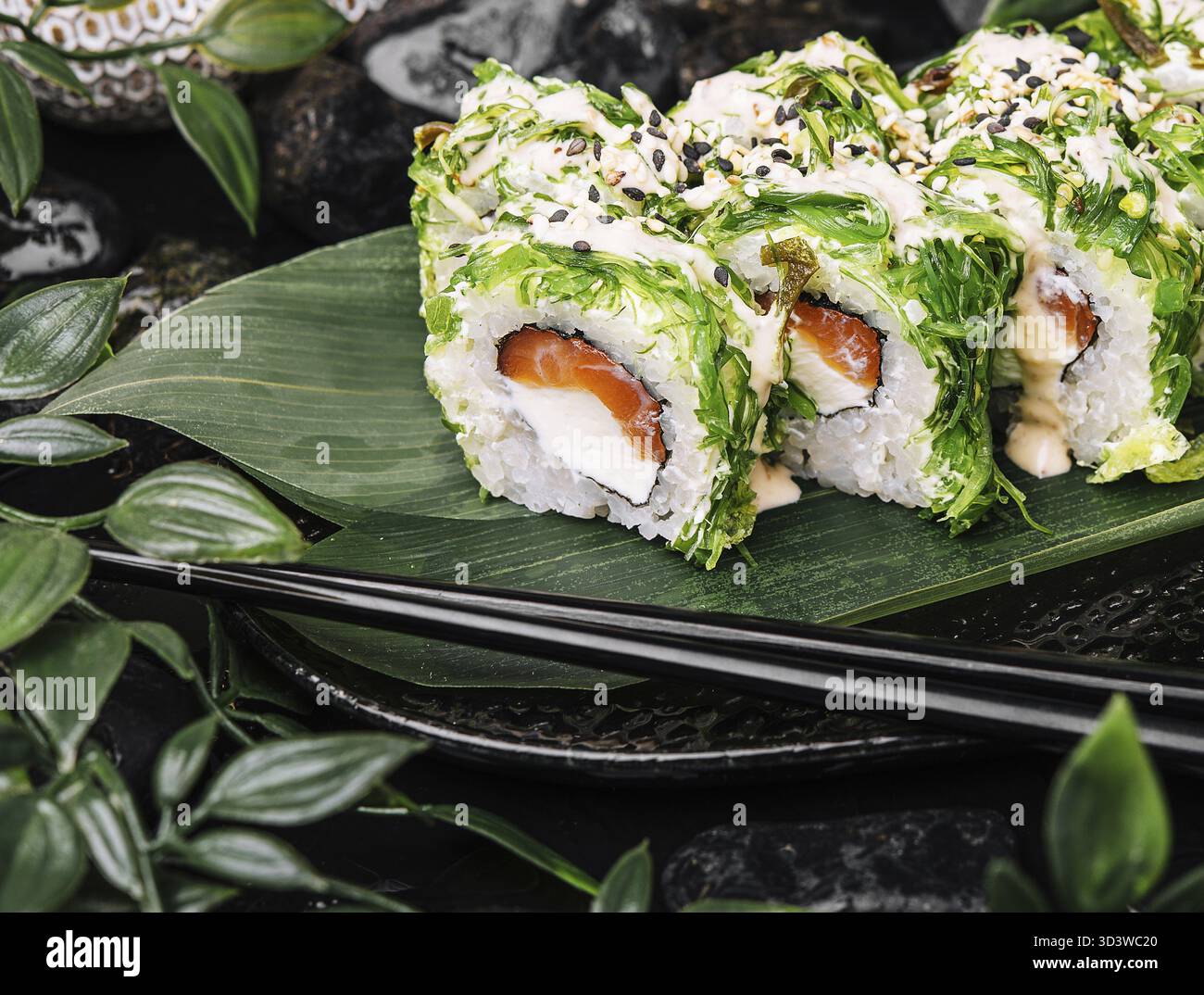 Essen, Sushi-Brötchen mit Lachs, Frischkäse in Algen Stockfoto
