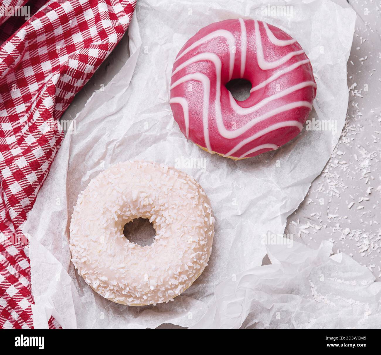 Essen, Set mit leckeren bunten Pastell-Donuts im Retro-Stil für den Sommer Stockfoto