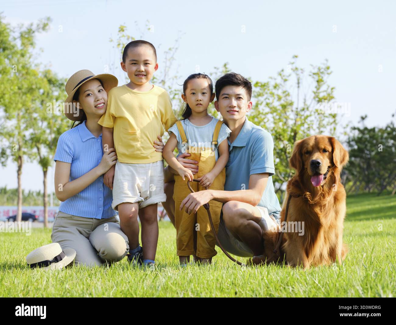 Glückliche Familie von vier und Haustier Hund im Freien suchen An der Kamera Stockfoto