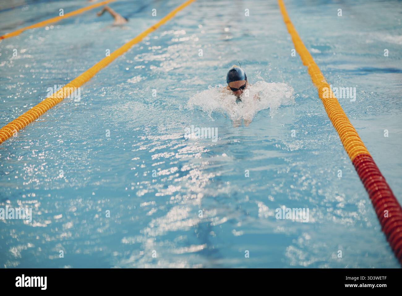 Junge Frau sportliche Profi-Schwimmerin schwimmen im Schwimmbad Stockfoto