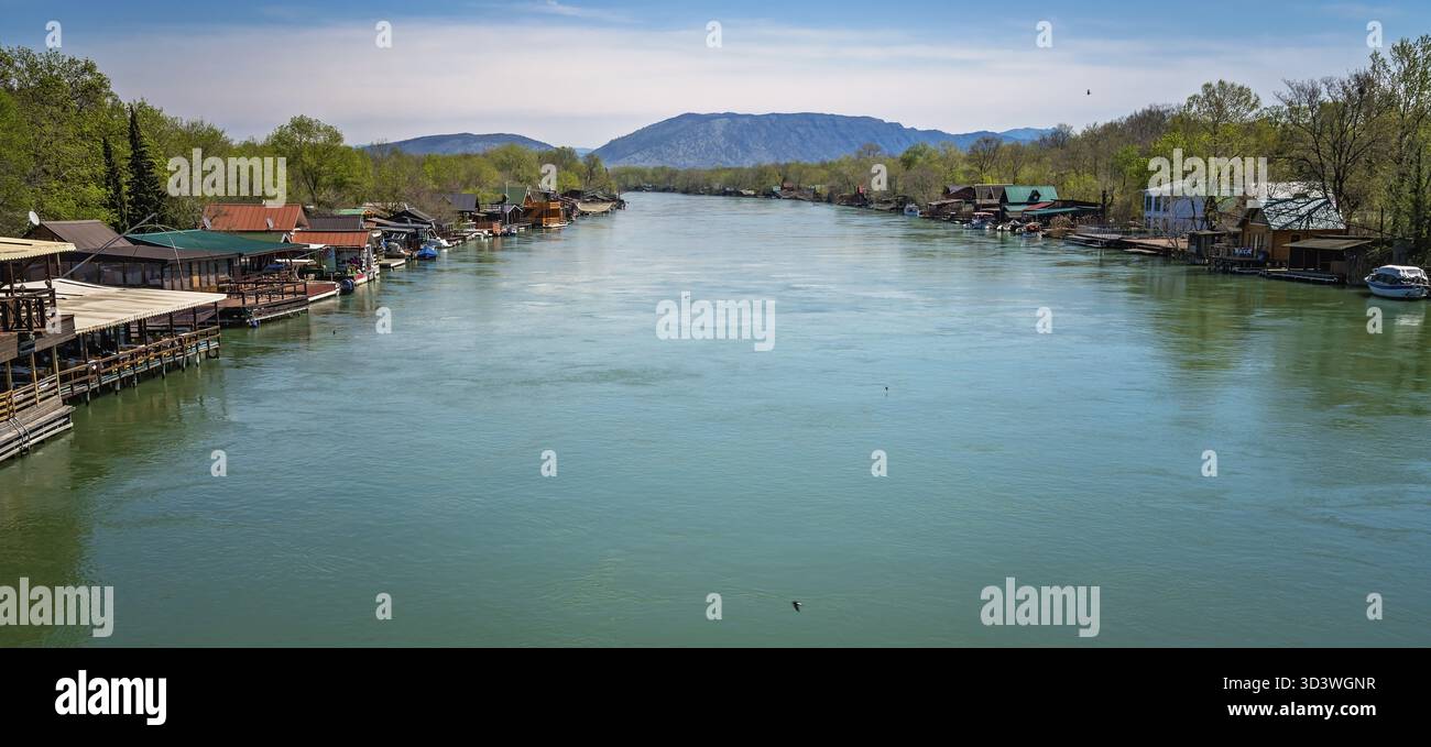 Kleine hölzerne Häuser und Restaurants am Ufer des Flusses in der Nähe von Ada Bojana Ulcinj, Montenegro Stockfoto