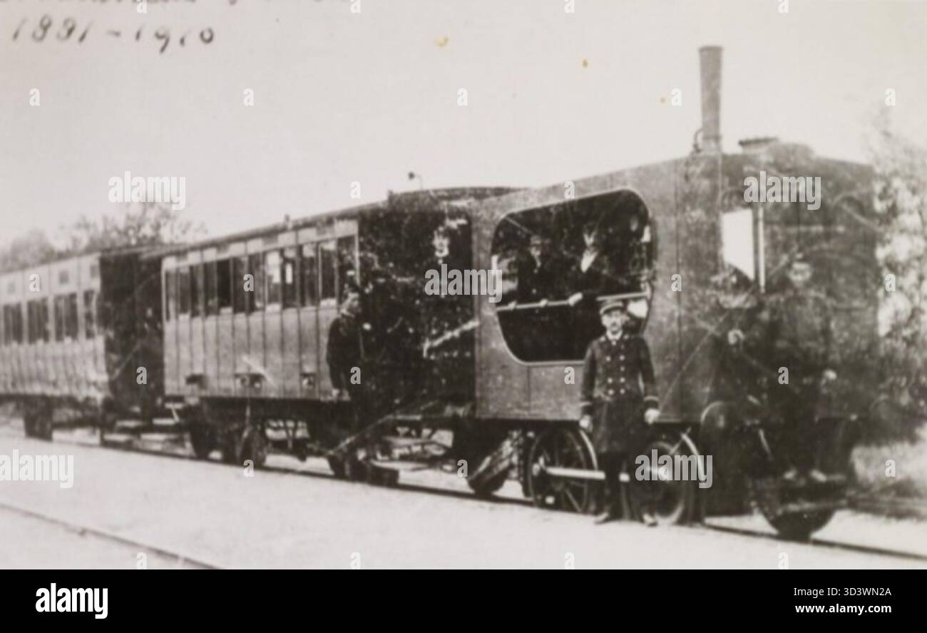 Dieses Foto zeigt eine Straßenbahnlokomotive der Baureihe 225 HSM auf der Strecke Groenlo–Lievelde um 1896. Der Zug umfasst zwei Personenwagen der Baureihe BD und C, die bis 1911 in Betrieb sind. Stockfoto