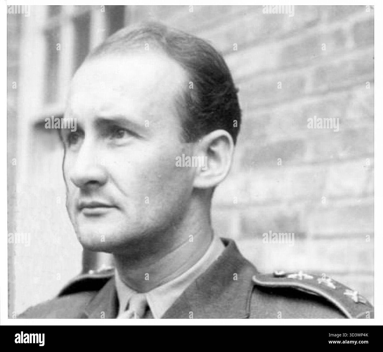 Eine Fotografie von René Cerný, einem tschechoslowakischen Major aus dem Jahr 1946, aufgenommen von einem unbekannten Fotografen. Dieses Bild fängt Cerný vor seiner Abreise nach Frankreich und seiner Beteiligung an der tschechoslowakischen Nachkriegsarmee ein. Stockfoto
