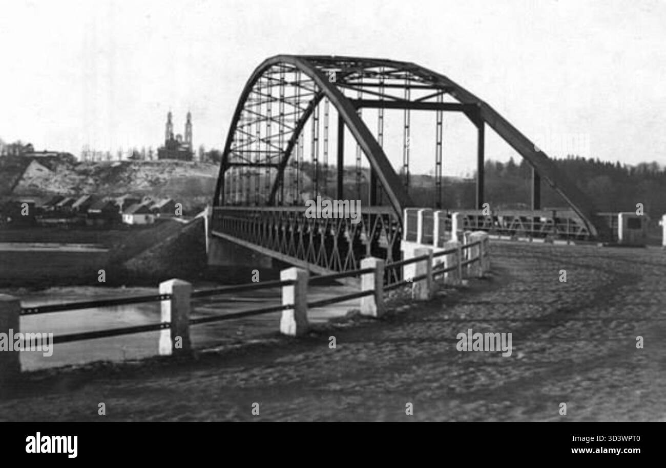 Ein Bild aus den 1930er Jahren, das die fertiggestellte alte Brücke von Raudondvaris darstellt und ihre Funktion als wichtige Verbindung zum Verkehrssystem der Region demonstriert. Stockfoto