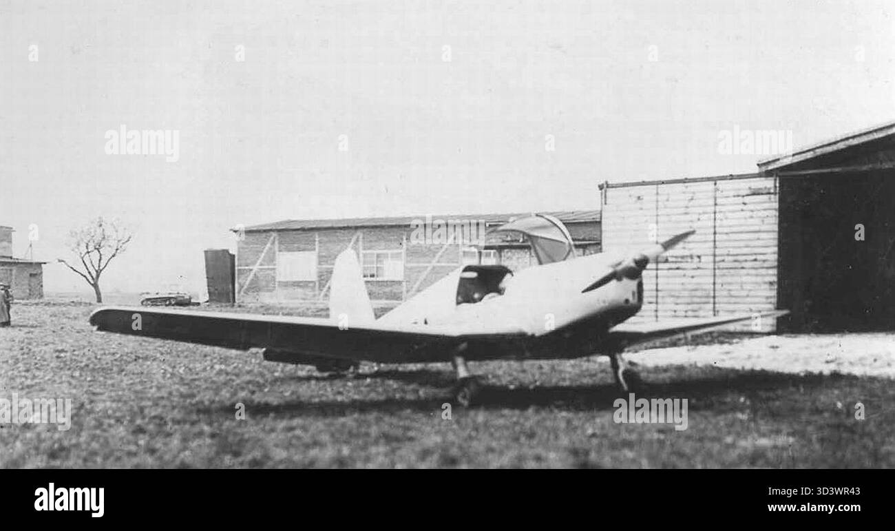 Ein Foto des Sportflugzeugs Mraz M-1C Sokol auf dem Asphalt auf dem Flugplatz Choce, aufgenommen am 13. Mai 1949. Das Flugzeug war an einem tragischen Vorfall während eines gescheiterten Fluchtversuchs aus der Tschechoslowakei beteiligt. Stockfoto