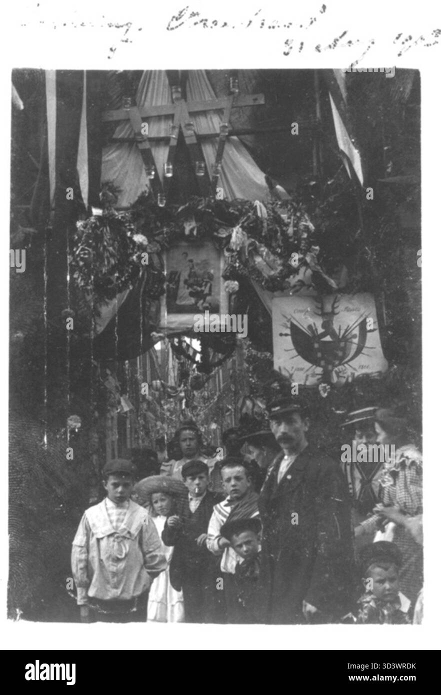 Dieses Foto, aufgenommen am 31. August 1903, zeigt Dekorationen in der Bredestraat, Rotterdam, anlässlich des Geburtstages von Königin Wilhelmina. Die festliche Atmosphäre spiegelt den Nationalstolz und die Feier der niederländischen Monarchie wider. Stockfoto