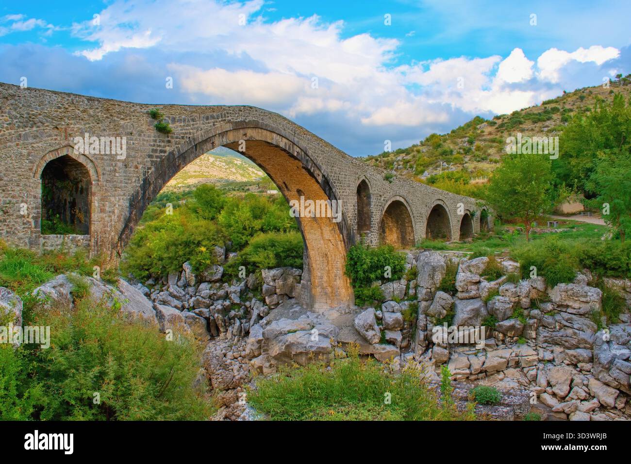 Die Mesi-Brücke, bekannt als Ura e mesit über den Fluss Kir, Shkodër, Albanien. Stockfoto