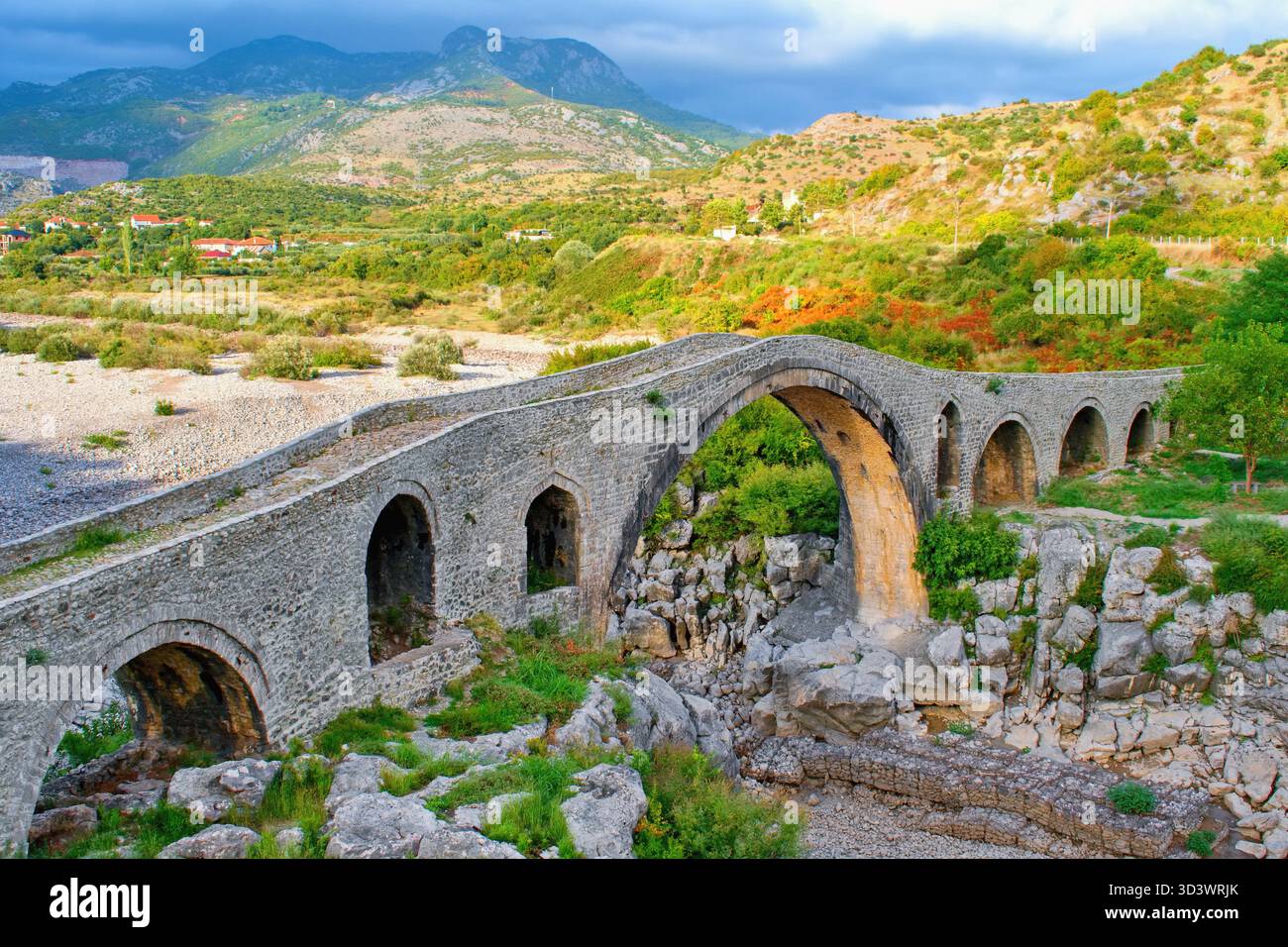 Die Mesi-Brücke, bekannt als Ura e mesit über den Fluss Kir, Shkodër, Albanien. Stockfoto