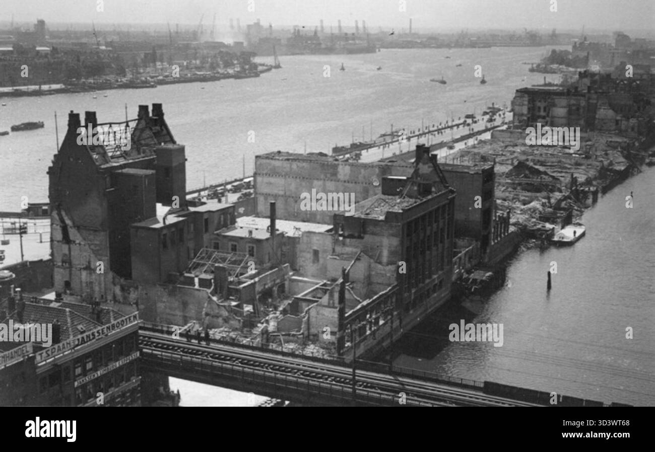 Ein Überblick über die Schäden, die durch den deutschen Bombardement am 14. Mai 1940 verursacht wurden, zeigt Ruinen entlang Scheepmakershaven, wobei die nationale Lebensversicherungsbank leicht beschädigt wurde, in der Nähe der Nieuwe Maas. Stockfoto