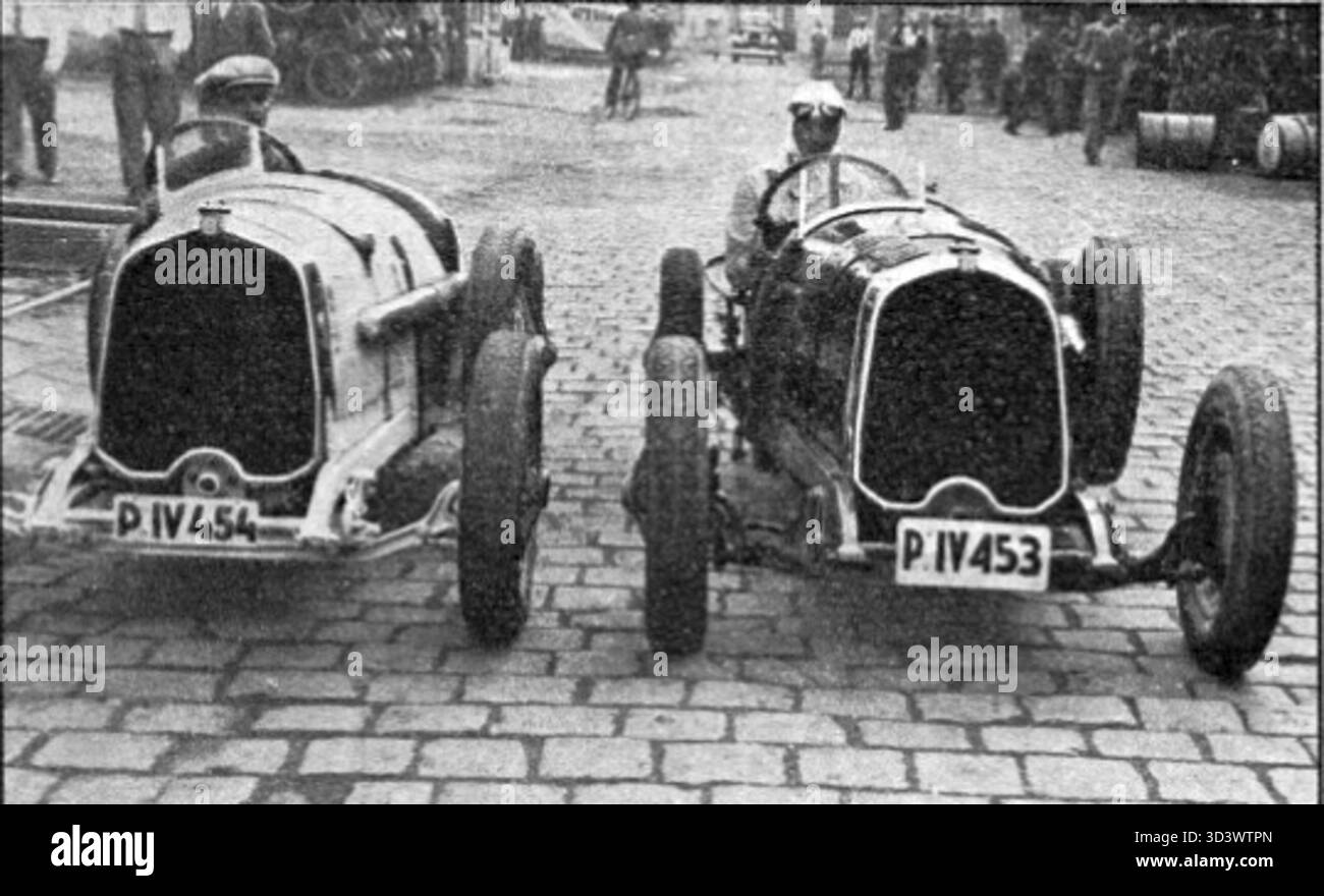 Im November 1932 wurden Adam Szczyzycki und Jaroslav Koneník mit dem Wikov 7-28 Sport fotografiert, als sie die Fabrik für den Masaryk Circuit verließen. Das Foto zeigt die Leistung des Fahrzeugs im Motorsport. Stockfoto