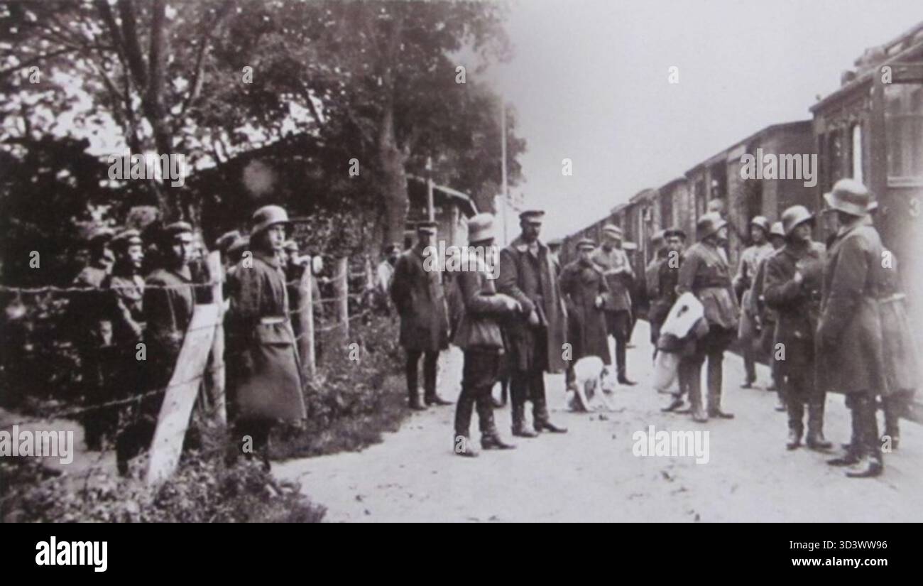 Dieses Foto, das um 1920 aufgenommen wurde, zeigt litauische Armeesoldaten am Bahnhof Zasliai auf dem Weg nach Vilnius. Das Bild zeigt die militärischen Aktivitäten in der Region während der Konfliktphase in Litauen. Stockfoto