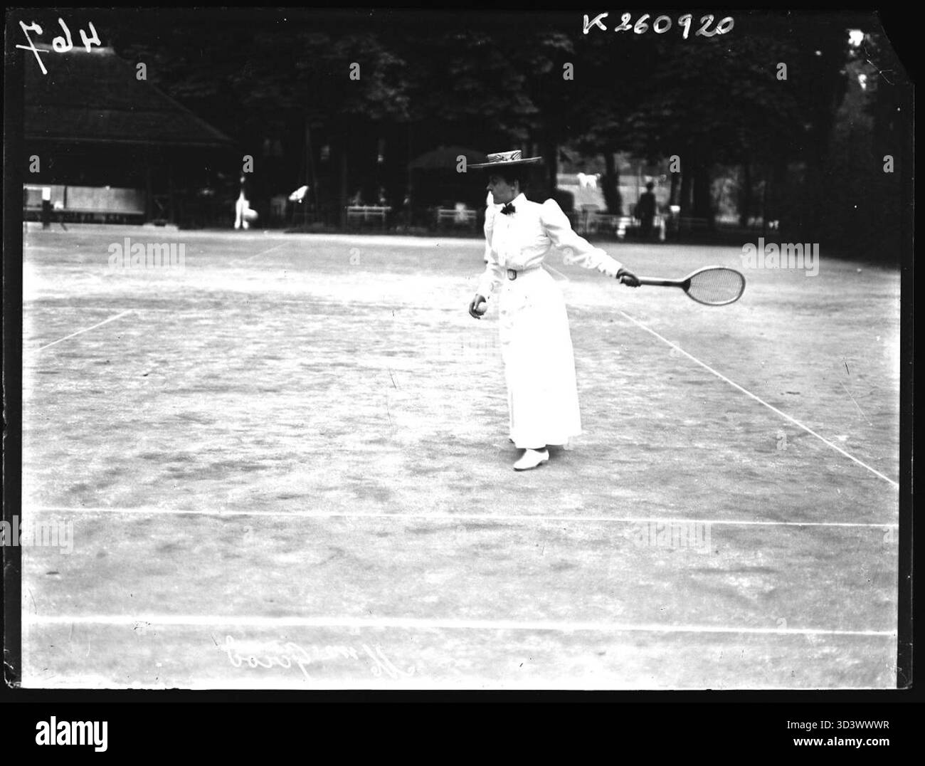 Suzanne Richardine Girod, eine französische Tennisspielerin, ist auf diesem Foto aus dem Jahr 1905 zu sehen, das im l’île de Puteaux aufgenommen wurde, wo sie zu Beginn des 20. Jahrhunderts an Tennisveranstaltungen teilnahm. Stockfoto